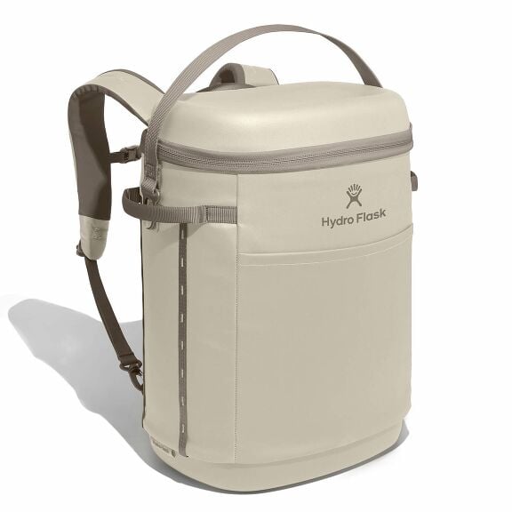 carryouttm-backpack-22-l-n3 18pco114-carryout-backpack-22l-oat-angled_1.jpg