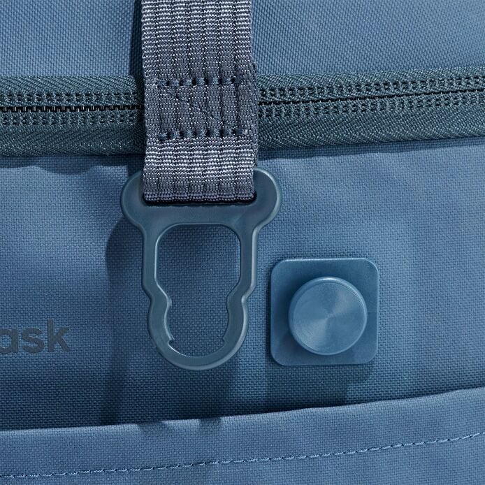carryouttm-soft-cooler-15-l-p5 250815_hydro_cooler_details_14856_6.jpg