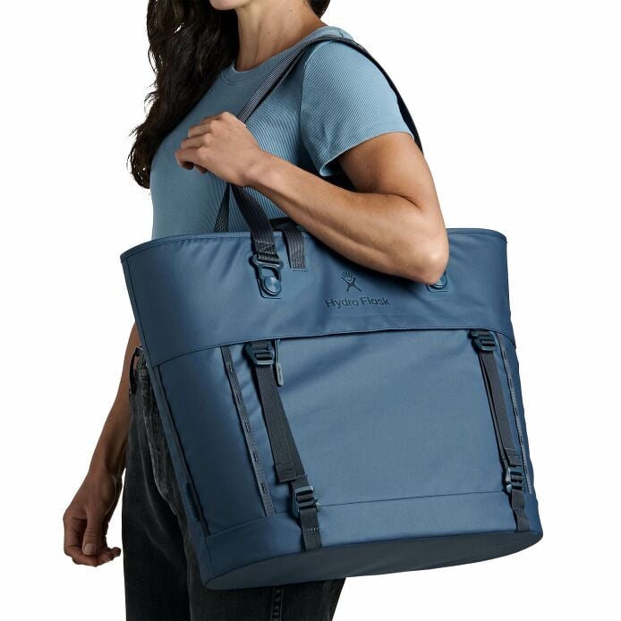carryouttm-soft-cooler-tote-30-l-n5 250815_hydro_s26_hb_14614_2.jpg
