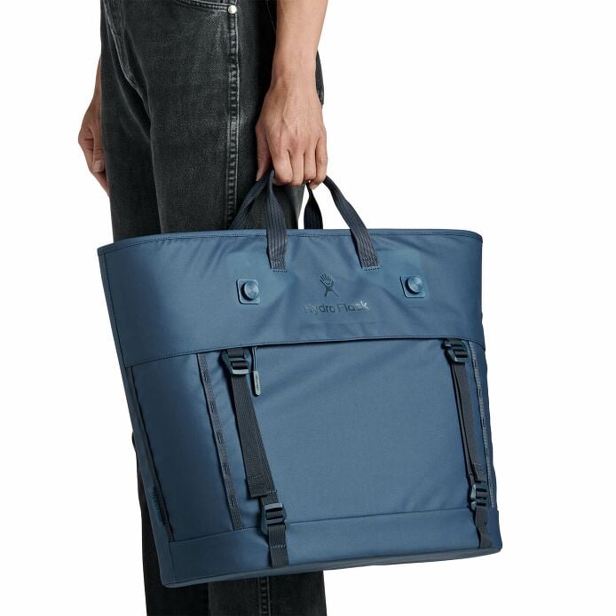 carryouttm-soft-cooler-tote-30-l-n5 250815_hydro_s26_hb_14619_2.jpg