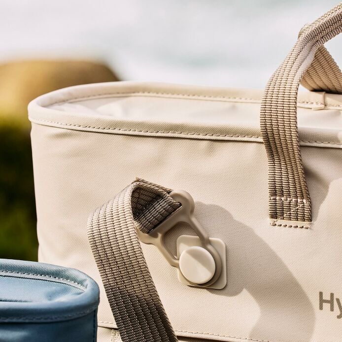 carryouttm-soft-cooler-tote-20-l-v3 hf_carryout_bouwer_d1_l1_torrey_pines_still_life_0123_9.jpg