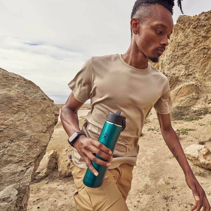 24-oz-lightweight-flex-straw-bottle-r8 hf_s26_lightweight_mcinnis_6828_4.jpg